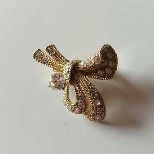 🔹3/$35🔹Vintage Bow Brooch Goldtone with Clear Crystals Unisex